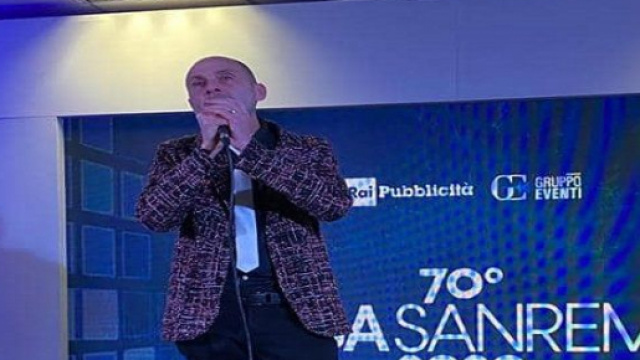 Luca Bocci durante la sua esibizione al Palafiori per Sanremo Doc