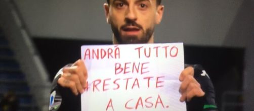 Sassuolo-Brescia, segna Ciccio Caputo e mostra un messaggio.
