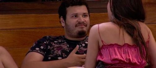 Victor Hugo conversa com Mari na área externa do 'BBB20'. (Reprodução/TV Globo)