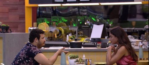 Victor Hugo e Mari conversam na cozinha da Xepa. (Reprodução/TV Globo)