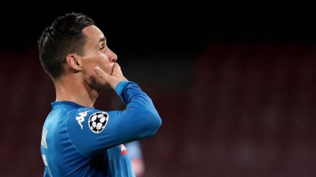 I calciatori del Napoli Callejon e Llorente sono stati fotografati in coda a un supermarket dopo la conferenza stampa del Premier Conte.