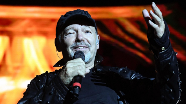 Anche Vasco Rossi torna in Italia per l'emergenza Coronavirus ma deve fare i conti con le limitazioni.