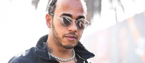 Coronavirus, Lewis Hamilton attacca la FIA: 'Scioccante correre, comanda il denaro".