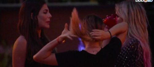 Mari desabafa com Marcela e Gabi durante festa. (Reprodução/TV Globo)