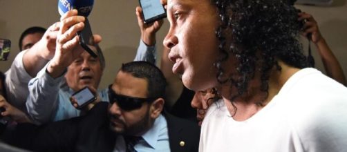 Ronaldinho Gaúcho chega para prestar depoimento no Palácio de Justiça de Assunção. (Arquivo Blasting News)