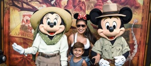 Simone posa com o filho e a Minnie na Disney. (Reprodução/Instagram/@simoneses)