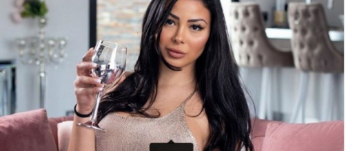 Maeva Ghennam moule son corps dans une robe très sexy