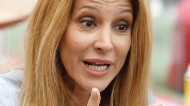 GF Vip, Adriana Volpe in lacrime: 'Mamma ha lavorato in rianimazione'.