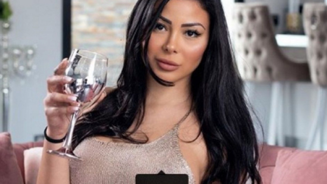 Maeva Ghennam moule son corps dans une robe très sexy