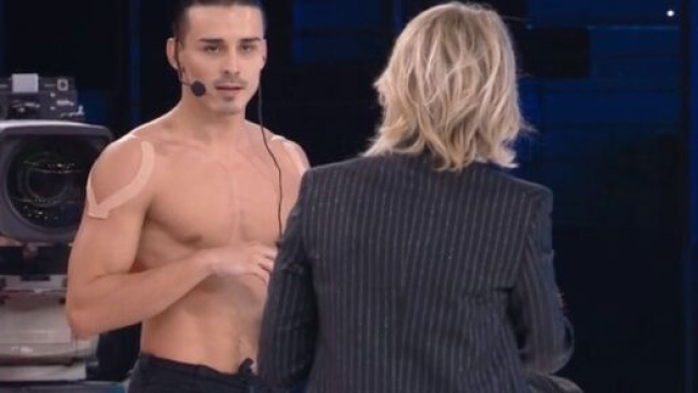 Amici 19, Maria De Filippi caccia Valentin dalla scuola