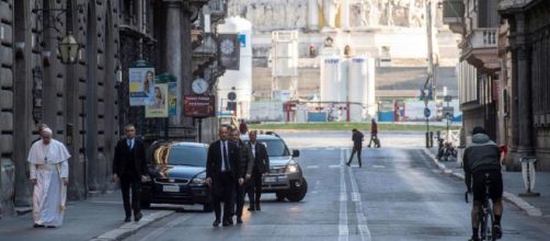 Papa Francesco a piedi a Roma: va a venerare il crocifisso che fermò la peste nel 1522