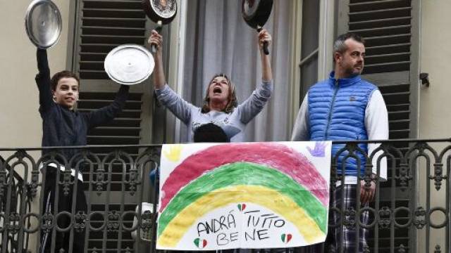 Giuseppe Conte commenta i flash mob italiani ai tempi del coronavirus: 'Uniti ce la faremo'.