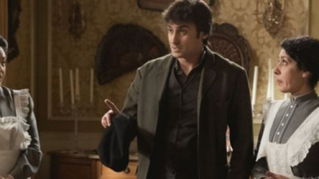 Una Vita, trame spagnole Rosina e Liberto diventano domestici per fuggire dai delinquenti.