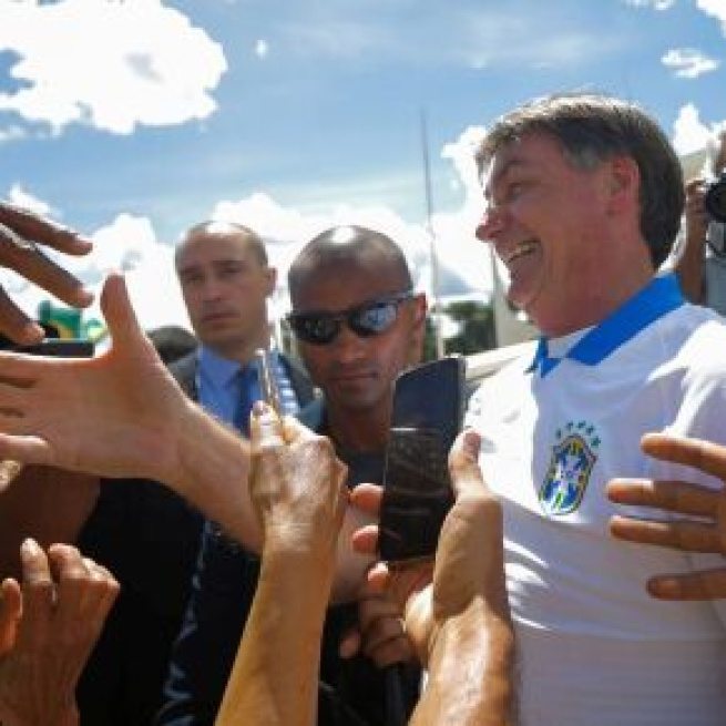 Descumprindo orientações do Ministério da Saúde, Bolsonaro compareceu às manifestações e cumprimentou apoiadores. (Arquivo Blasting News)
