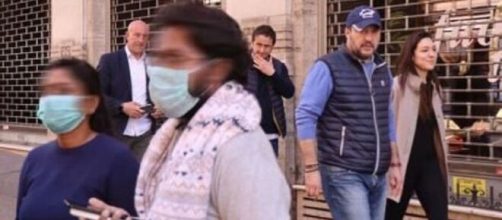 Matteo Salvini e la fidanzata Francesca Verdini pizzicati a spasso per Roma senza precauzioni.