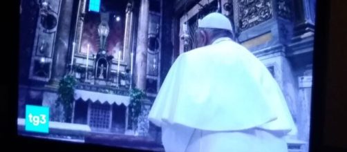 Papa Francesco prega davanti al crocifisso 'miracoloso'.