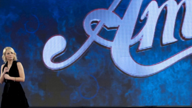 Maria De Filippi, protagonista di una lite con il ballerino Valentin che ha lasciato 'Amici'.