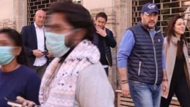 Matteo Salvini e la fidanzata Francesca Verdini pizzicati a spasso per Roma senza precauzioni.