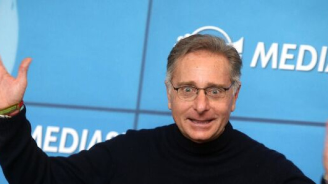 Paolo Bonolis contro la decisione di Mediaset di sospendere la sua trasmissione.