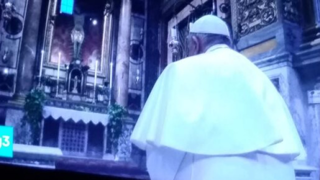 Papa Francesco prega davanti al crocifisso 'miracoloso'.