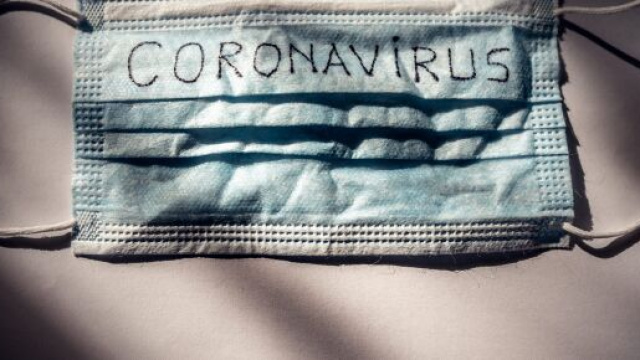 Sindacati polemici contro il virologo D'Ancona: "Offensivo dire che medici e infermieri possono essersi ammalati di coronavirus al ristorante"