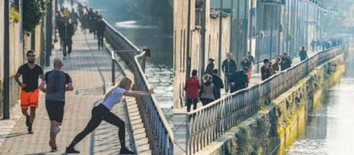 Coronavirus, nonostante i divieti i cittadini affollano le sponde del Naviglio Martesana - Credit: Rainews.it