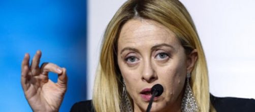 Giorgia Meloni denuncia assembramenti illegali di migranti.