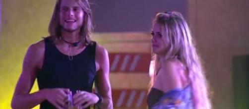 Marcela fala com Daniel sobre Prior durante festa. (Reprodução/TV Globo)
