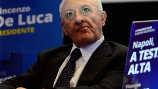 De Luca, il governatore della Regione Campania ha chiesto e ottenuto dal governo la presenza dell'Esercito per controlli anticoronavirus.