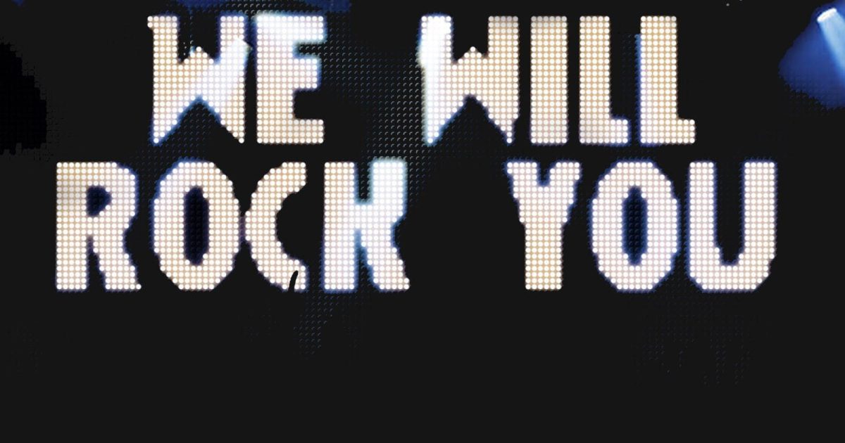 Queen, un chitarrista suona We Will Rock You dal balcone di casa a Roma