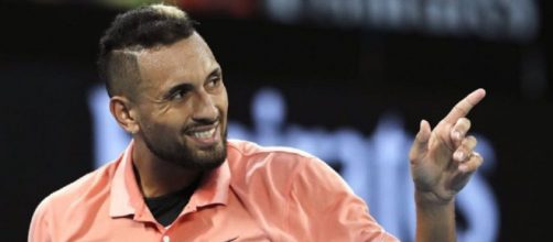 Nick Kyrgios sempre polemico verso la terra rossa, stavolta tira dentro anche Mager con un tweet provocatorio.