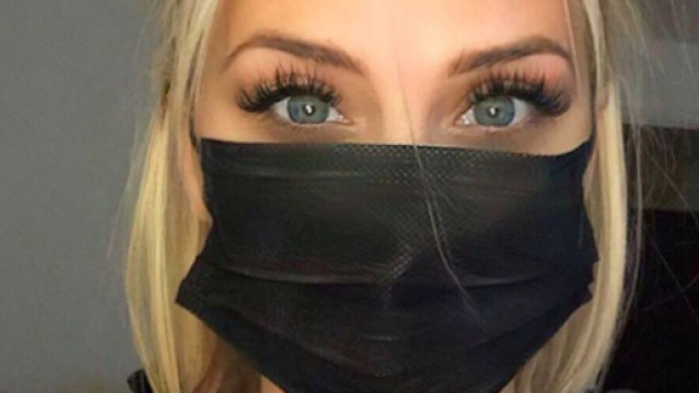 TPMP : Kelly Vedovelli s'expose avec un masque sur le visage. Credit: Instagram/kellyvedovelli