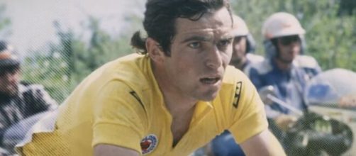 Bernard Hinault in maglia gialla al Tour de France.
