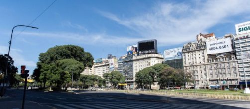 Buenos Aires, una ciudad en cuarentena y su tradicional avenida 9 de Julio.