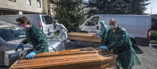 Coronavirus/ El ejército de Italia saca decenas de féretros a la calle en Bérgamo