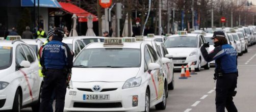 Coronavirus/ Los taxistas se ofrecen a llevar a los sanitarios gratis a hacer su trabajo