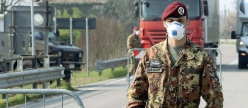 Coronavirus: un militare italiano impegnato nell'emergenza sanitaria.