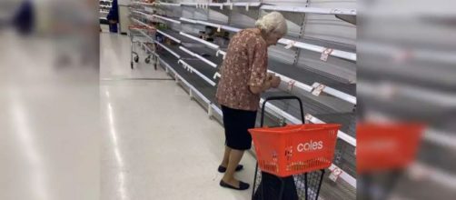 Idosa, na Austrália, desespera-se ao ver prateleiras desocupadas em supermercados. (Arquivo Pessoal)