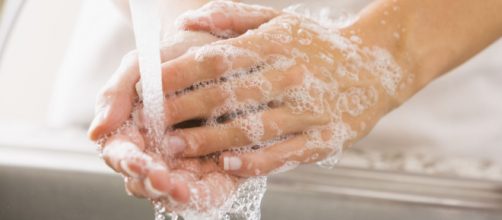 Lavarse las manos con agua y jabón, varias veces al día, ayuda a eliminar los gérmenes.