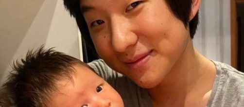 Pyong Lee se emociona ao finalmente conhecer o filho. (Reprodução/Instagram)
