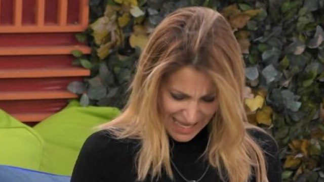 Gf Vip, Adriana va via dalla casa: 'Fate una preghiera per me'.