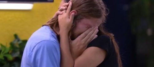 Daniel chorou muito e foi consolado por Ivy após desabafar que pensou em desistir do BBB. (Reprodução/TV Globo).