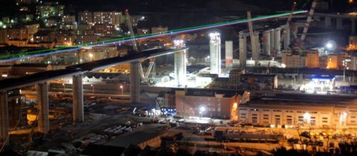 Fascio di luce tricolore sul ponte di Genova: un messaggio di speranza nella lotta al coronavirus.