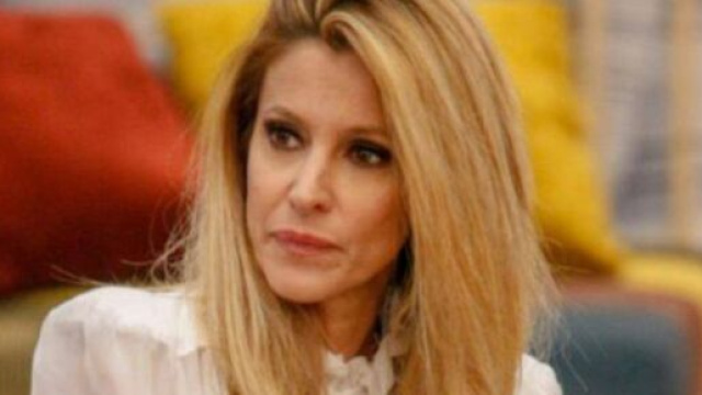 Adriana, prime parole dopo l'addio al Grande Fratello Vip: 'Il mondo è in ginocchio'.