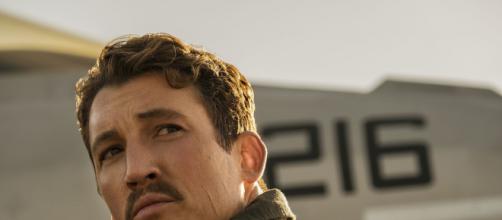 Miles Teller vive Bradley “Rooster” Bradshaw no filme 'Top Gun: Maverick'. (Reprodução/Netflix)