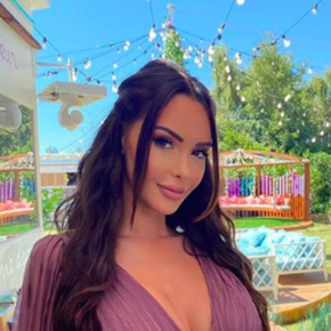 Nabilla se retrouve en confinement et remercie les fans pour leur soutien. Credit : Instagram/nabilla