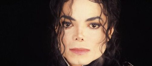 Michael Jackson após mortes sofreu boatos de que seria homossexual. (Arquivo Blasting News)