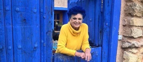 Lucía Bosé en las puertas de su casa en Brieva (Segovia)