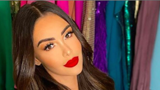 Nabilla s'extasie devant sa nouvelle voiture. Credit : Instagram/nabilla