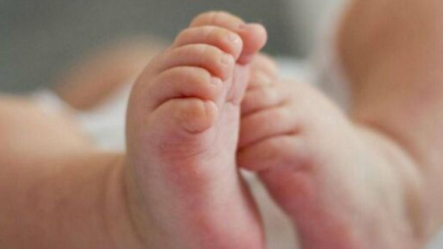 Napoli, donna teme contagio da coronavirus: partorisce in casa